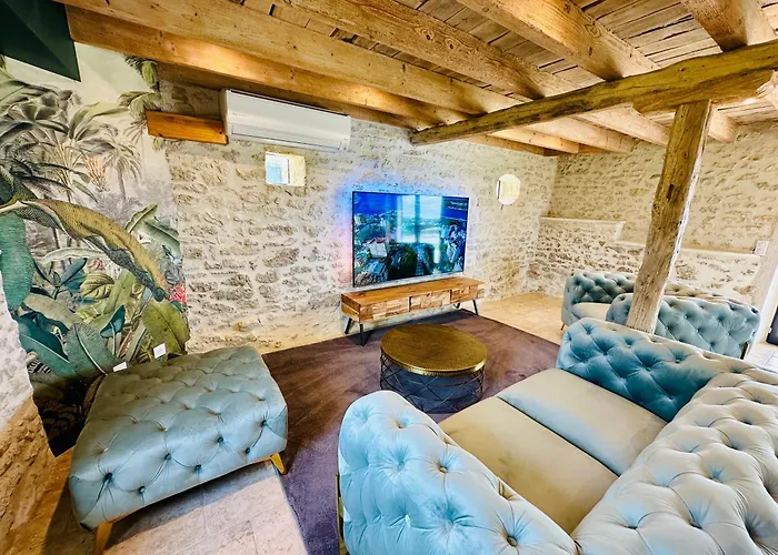 Maison De Charme Avec Vue Sublime Et Piscine A Debordement